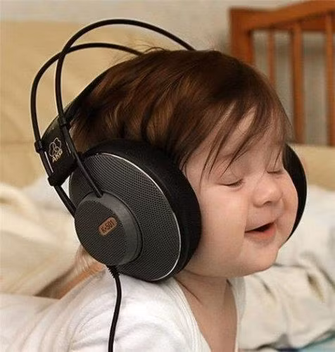 "Nhóc tì" đáng yêu với khuôn mặt bừng sáng vì nụ cười