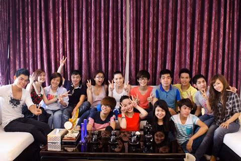 14 chiến binh của Hà Hồ có buổi gặp gỡ thân mật cùng huấn luyện viên để luyện tập cho đêm nhạc giới thiệu album.