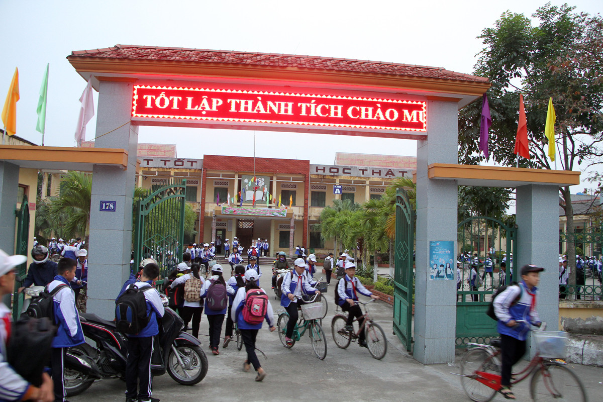 Nhiều người dân đã kéo đến Trường Trung học cơ sở thị trấn Tiên Lãng 'hỏi thăm' về cô giáo Đoàn Thị Hoàng Anh (Ảnh: Lã Tiến)