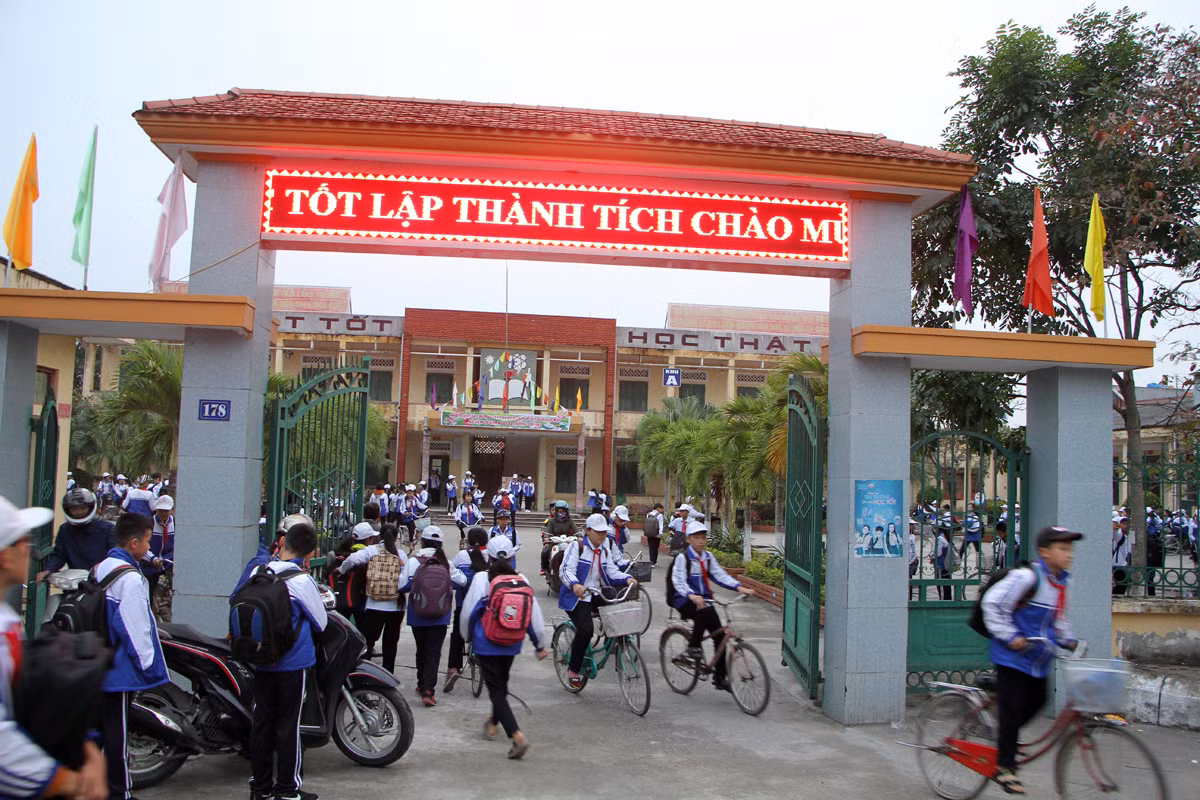 Nhiều người dân đã kéo đến Trường Trung học cơ sở thị trấn Tiên Lãng 'hỏi thăm' về cô giáo Đoàn Thị Hoàng Anh (Ảnh: Lã Tiến)