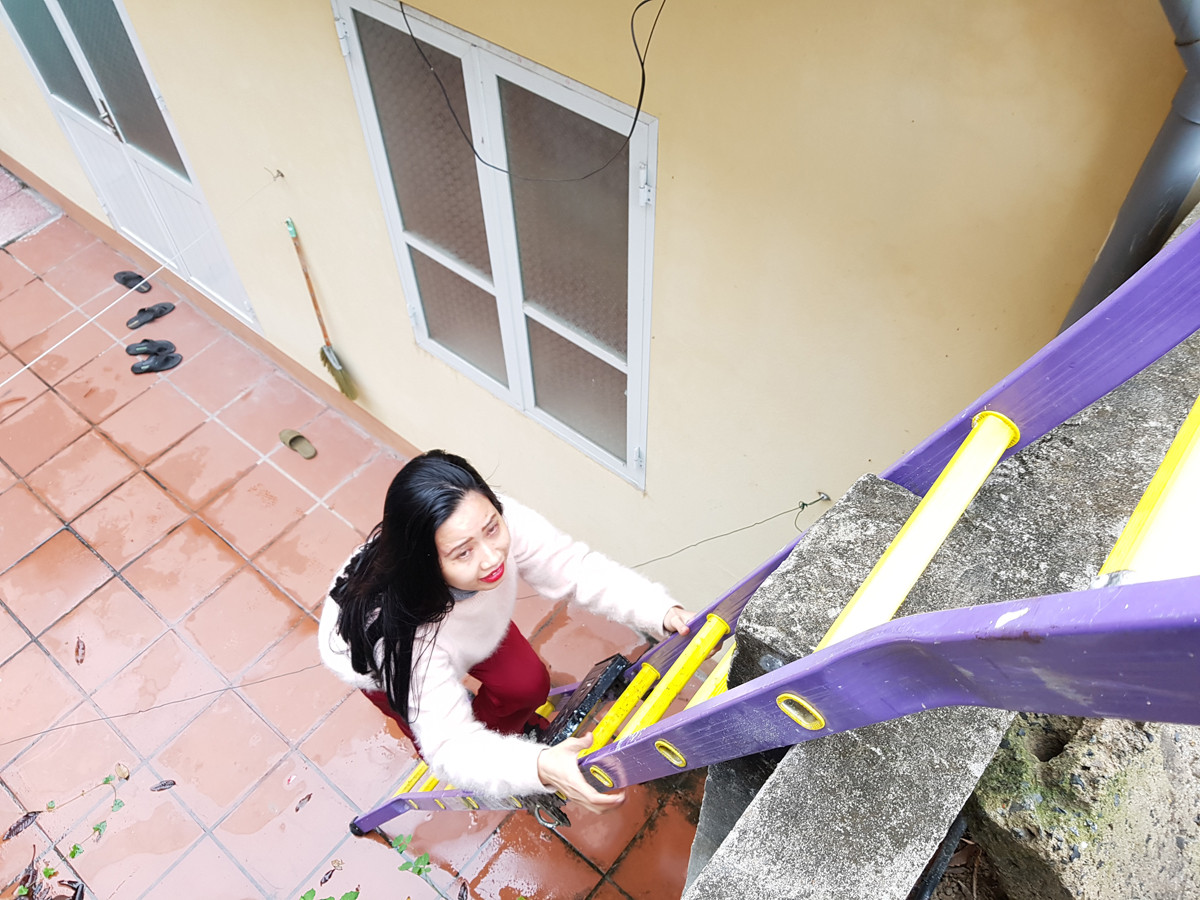 Hai mẹ con cô giáo Quyến mỗi ngày phải trèo thang vài lần để ra ngoài mua sắm vật dụng sinh hoạt (Ảnh: Lã Tiến) Hai mẹ con cô giáo Quyến mỗi ngày phải trèo thang vài lần để ra ngoài mua sắm vật dụng sinh hoạt (Ảnh: Lã Tiến)