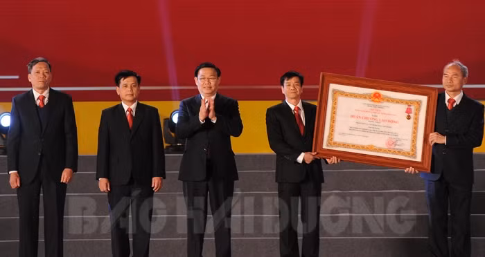 Phó Thủ tướng Chính phủ Vương Đình Huệ chúc mừng Đảng bộ, chính quyền và nhân dân huyện Cẩm Giàng nhân dịp được tặng thưởng Huân chương Lao động hạng nhất (Ảnh: Báo Hải Dương). Phó Thủ tướng Chính phủ Vương Đình Huệ chúc mừng Đảng bộ, chính quyền và nhân dân huyện Cẩm Giàng nhân dịp được tặng thưởng Huân chương Lao động hạng nhất (Ảnh: Báo Hải Dương).