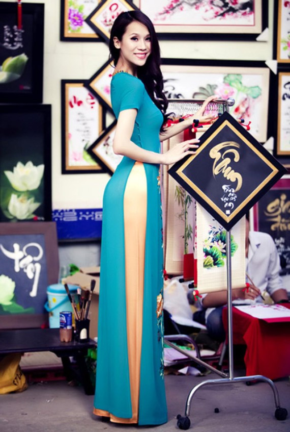 Từng bị chê giống người đẹp chuyển giới, người đẹp không biết cười, người mẫu Thái Hà đang lấy lại danh hiệu nữ tính và quyến rũ của mình bằng việc tích cực tạo dáng khoe vòng 3. Bằng chứng là ở mọi lúc mọi nơi từ ngoài đường đến thảm đỏ và đôi lúc cả trong siêu thị dù có trưng diện đầm dạ hội hay áo dài thì người đẹp vẫn luôn ướn mình để khoe vòng ba