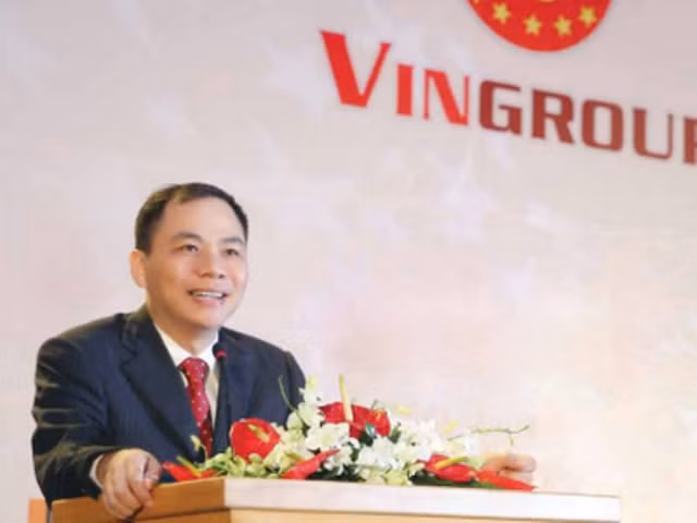 Tỷ phú Phạm Nhật Vượng - Chủ tịch Tập đoàn Vingroup khẳng định: "Không thể làm mãi một nghề" (ảnh nguồn antt) Tỷ phú Phạm Nhật Vượng - Chủ tịch Tập đoàn Vingroup khẳng định: "Không thể làm mãi một nghề" (ảnh nguồn antt)