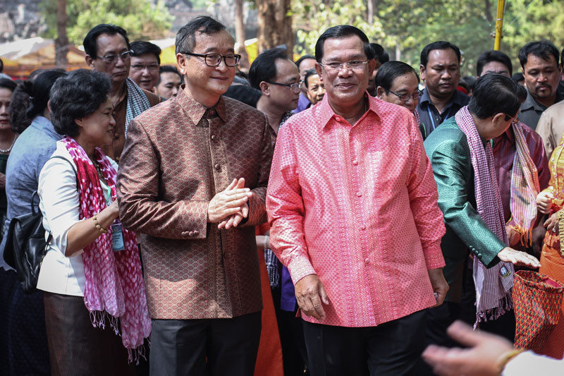 Hai đối thủ chính trị Sam Rainsy và Hun Sen trong tết cổ truyền của người Khmer, ảnh: The Cambodia Daily. Hai đối thủ chính trị Sam Rainsy và Hun Sen trong tết cổ truyền của người Khmer, ảnh: The Cambodia Daily.