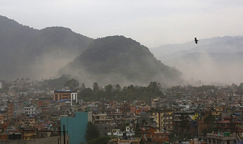 Khói bụi mù mịt tại Kathmandu sau khi xảy ra trận động đất kinh hoàng. Ảnh: SCMP. Khói bụi mù mịt tại Kathmandu sau khi xảy ra trận động đất kinh hoàng. Ảnh: SCMP.