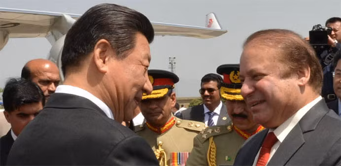 Thủ tướng Pakistan Nawaz Sherif đáp trực thăng theo xe Tập Cận Bình ra tận sân bay tiễn khách quý. Ảnh: Gulf Times.