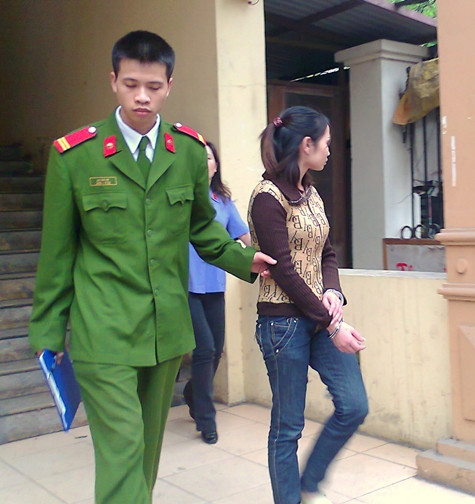 Trần Thị Phương luôn tránh mặt khi thấy ống kính của phóng viên. Ảnh: Ngọc Khánh Trần Thị Phương luôn tránh mặt khi thấy ống kính của phóng viên. Ảnh: Ngọc Khánh