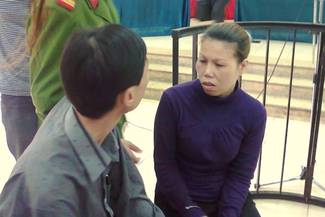 Những giờ phút gặp gỡ hiếm hoi của Nguyễn Thanh Thủy với người thân trước khi ra xe trở về trại giam. Ảnh: Ngọc Khánh Những giờ phút gặp gỡ hiếm hoi của Nguyễn Thanh Thủy với người thân trước khi ra xe trở về trại giam. Ảnh: Ngọc Khánh