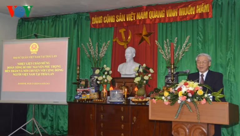 Tổng Bí thư Nguyễn Phú Trọng gặp gỡ, nói chuyện với cán bộ, nhân viên Đại Sứ quán Việt Nam và sinh viên Việt Nam đang theo học tại Thái Lan