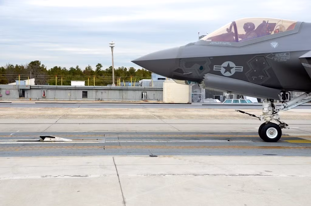 Một chiếc tiêm kích F-35C Lightning II của quân đội Mỹ đang thử nghiệm hệ thống phóng điện từ trường dự định sẽ được lắp đặt trên tàu sân bay USS Gerald R. Ford (CVN 78) trong thời gian tới (ảnh chụp tại căn cứ McGuire-Dix-Lakehurst ngày 18/11/2011).