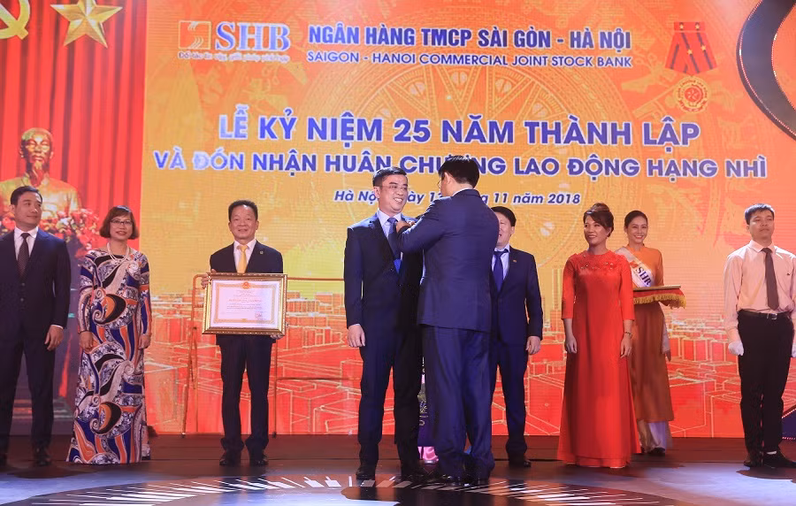 Ủy viên Bộ Chính trị, Phó Thủ tướng Chính phủ Vương Đình Huệ trao Huân chương Lao động Hạng Nhì cho Tổng Giám đốc SHB - ông Nguyễn Văn Lê.