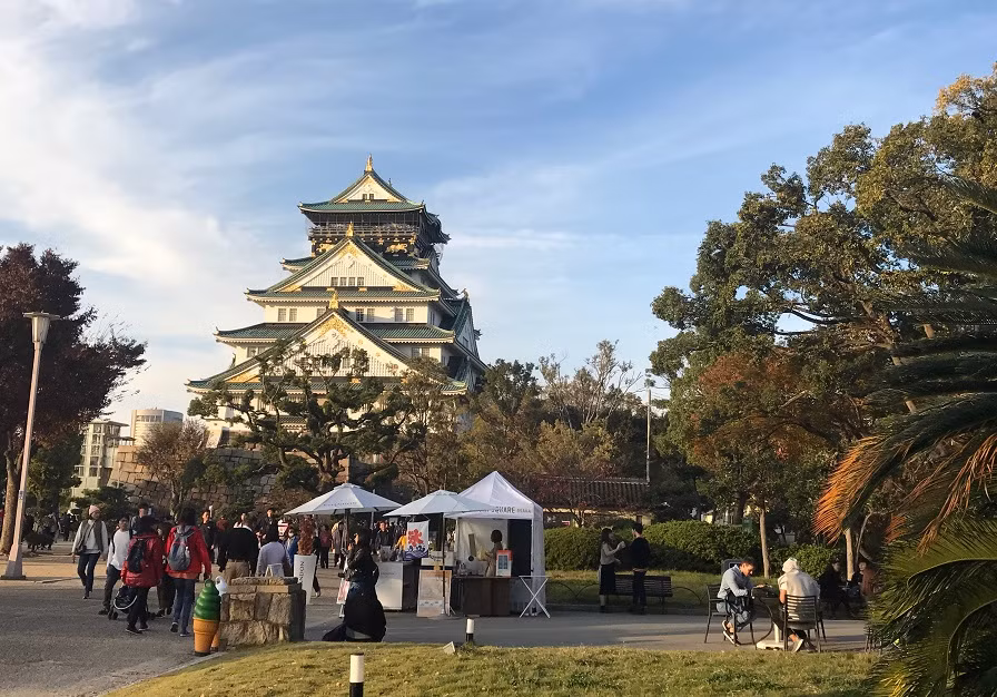 Lâu đài Osaka nằm ở khu Chuo, thành phố Osaka, xây dựng vào cuối Thế kỷ 16 bởi Toyotomi Hideyoshi, một vị lãnh chúa nổi tiếng đã cai trị toàn bộ đất nước Nhật Bản trong những năm 1590. Lâu đài này đã từng bị thiêu hủy và xây dựng lại nhiều lần, hoàn thiện sửa chữa vào năm 1997. Lâu đài Osaka nằm ở khu Chuo, thành phố Osaka, xây dựng vào cuối Thế kỷ 16 bởi Toyotomi Hideyoshi, một vị lãnh chúa nổi tiếng đã cai trị toàn bộ đất nước Nhật Bản trong những năm 1590. Lâu đài này đã từng bị thiêu hủy và xây dựng lại nhiều lần, hoàn thiện sửa chữa vào năm 1997.