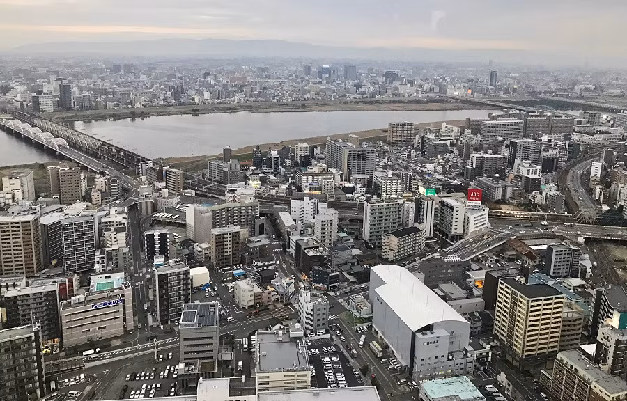 Thành phố Osaka nhìn từ trên cao sẽ thấy rất nhiều nhà cao tầng, nhưng được thiết kế khéo léo để tạo nên những khoảng không rộng lớn. Thành phố Osaka nhìn từ trên cao sẽ thấy rất nhiều nhà cao tầng, nhưng được thiết kế khéo léo để tạo nên những khoảng không rộng lớn.