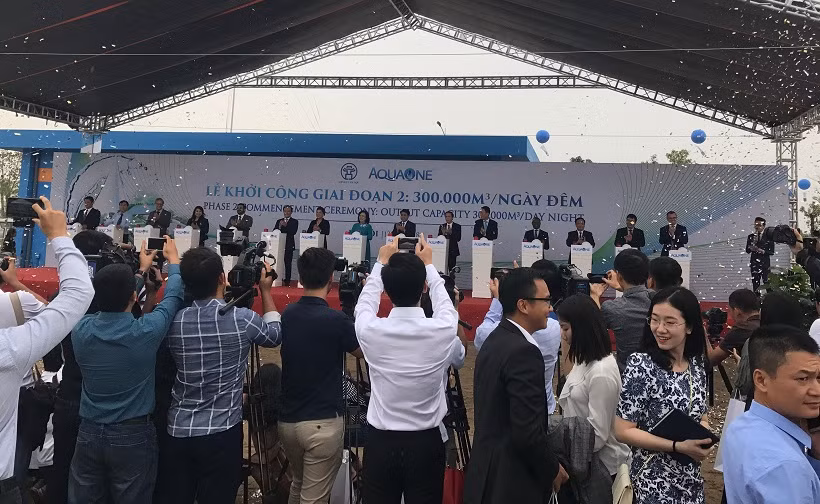 Sau lễ phát nước là lễ khởi công giai đoạn 2 của dự án Nhà máy nước mặt sông Đuống, nhằm đáp ứng công suất 300 nghìn m3/ngày đêm. ảnh: NQ. Sau lễ phát nước là lễ khởi công giai đoạn 2 của dự án Nhà máy nước mặt sông Đuống, nhằm đáp ứng công suất 300 nghìn m3/ngày đêm. ảnh: NQ.