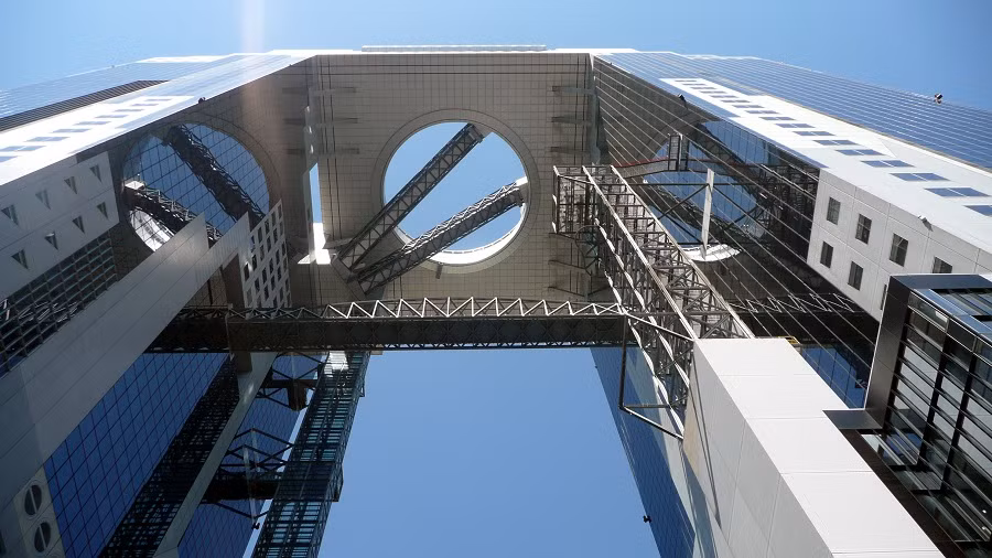 Kiến trúc độc đáo của Umeda Sky luôn thu hút được hàng nghìn khách du lịch tới thăm mỗi năm. Từ trên tầng cao nhất, du khách sẽ trải nghiệm những cảm giác rất thú vị khi nhâm nhi ly cà phê ngắm thành phố Osaka tuyệt đẹp. Kiến trúc độc đáo của Umeda Sky luôn thu hút được hàng nghìn khách du lịch tới thăm mỗi năm. Từ trên tầng cao nhất, du khách sẽ trải nghiệm những cảm giác rất thú vị khi nhâm nhi ly cà phê ngắm thành phố Osaka tuyệt đẹp.
