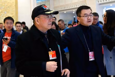 Chuẩn đô đốc Yin Zhuo (bên trái)
