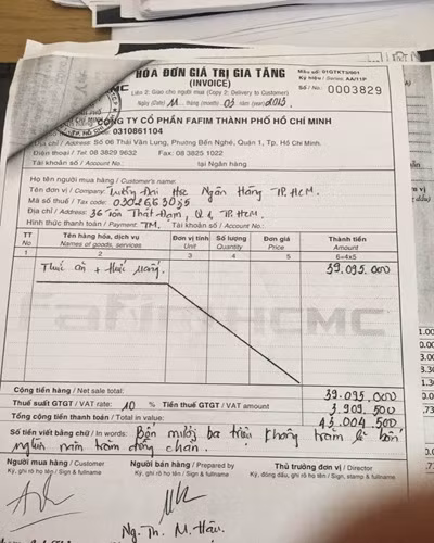 1 trong 3 hóa đơn chi ngày 11/32013 với giá trị là hơn 43 triệu đồng, nội dung là thức ăn, uống (ảnh: P.L)