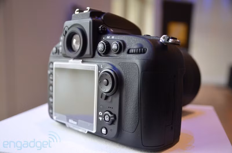 D800 sẽ có 2 phiên bản, D800 với giá $3000 đô Mỹ và D800E với khả năng chụp ảnh độ phân giải thấp tốt hơn có giá $3,300 đô.