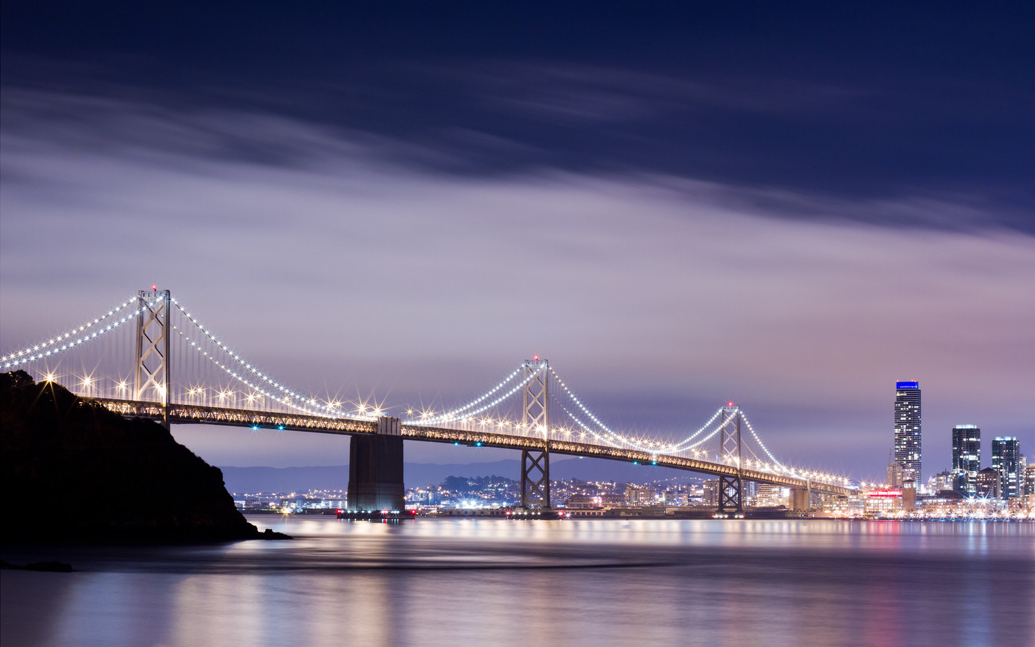 Cầu Bay Bridge nhìn từ đảo Treasure Island, California, Mỹ. Ảnh chụp bởi Canon EOS 7D, Canon EF 50mm f/1.4 USM. Cầu Bay Bridge nhìn từ đảo Treasure Island, California, Mỹ. Ảnh chụp bởi Canon EOS 7D, Canon EF 50mm f/1.4 USM.