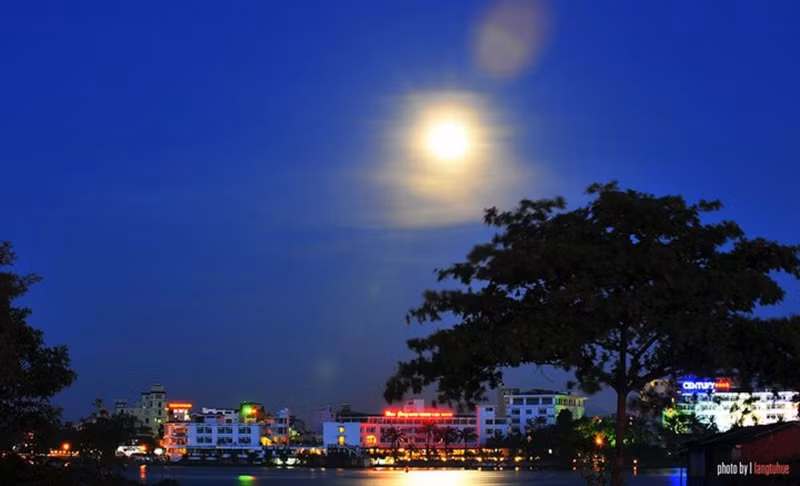 Thành phố đổi mới trong ánh sáng đủ sắc màu