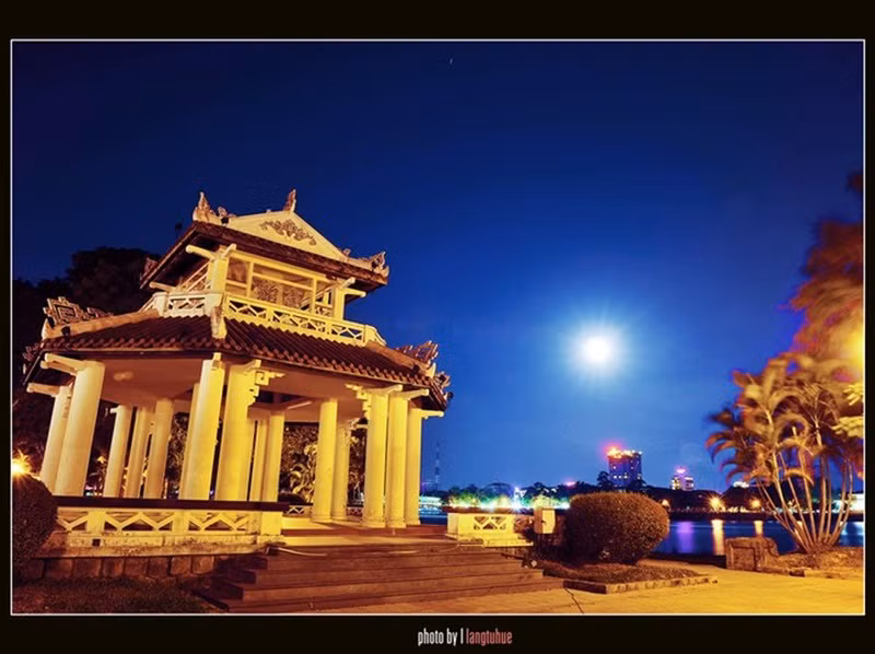 Ánh sáng và mặt trăng hài hòa làm một...