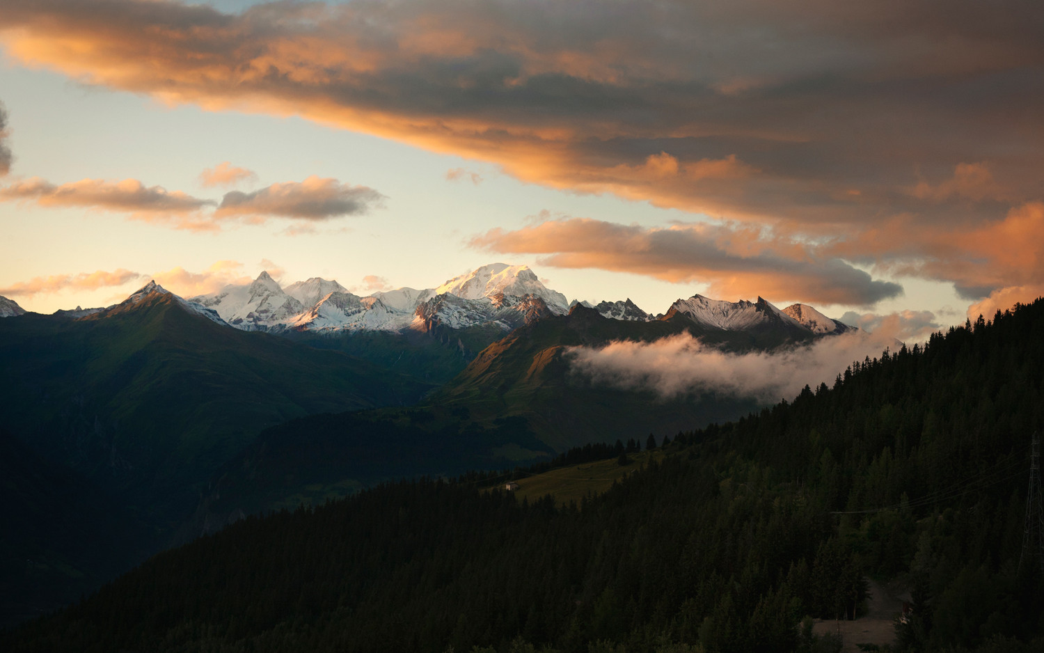 Mont Blanc, ngọn núi cao nhất trong dãy Alps. Ngay cả trong những ngày hè nóng, đỉnh núi vẫn phủ đầy tuyết trắng. Canon EOS 5D, Canon EF 50mm f/1.4 USM. Mont Blanc, ngọn núi cao nhất trong dãy Alps. Ngay cả trong những ngày hè nóng, đỉnh núi vẫn phủ đầy tuyết trắng. Canon EOS 5D, Canon EF 50mm f/1.4 USM.