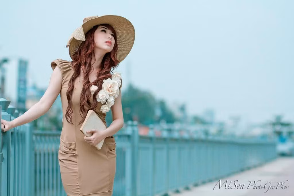 Cô nàng quyến rũ với phong cách thời trang hiện đại, cá tính. Xem thêm: Cơn sốt "thiên sứ 9X ": Ánh mắt trong veo như nước hồ thu