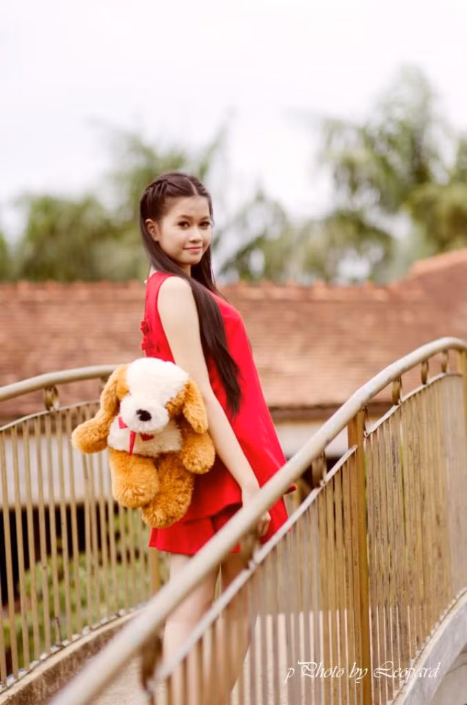 Thực hiện bộ ảnh mang tên "Mùa hè ngọt ngào" Thiên Hương chọn cho mình bộ áo đỏ trẻ trung, nổi bật trong nắng, màu đỏ là màu Hương vốn rất yêu thích