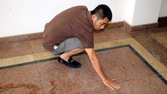 Luộc trứng trên nền nhà, có liên quan đến tâm linh? ảnh 1