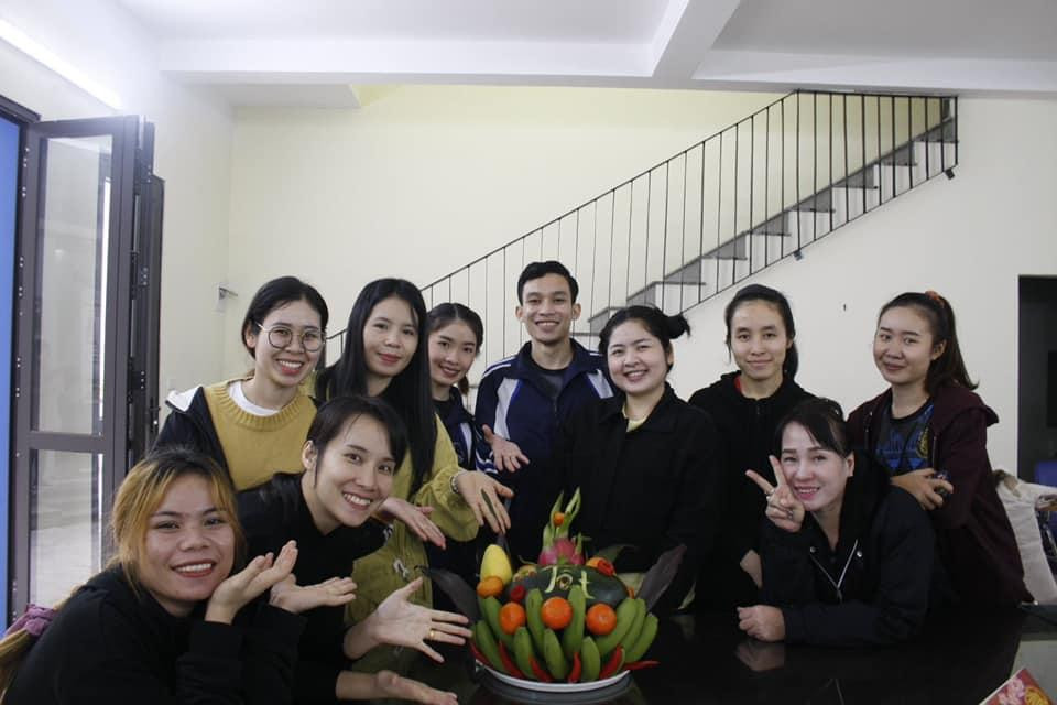 Du học sinh nước ngoài tham gia bày mâm ngũ quả. Ảnh: Ông Nguyễn Đại Thắng cung cấp
