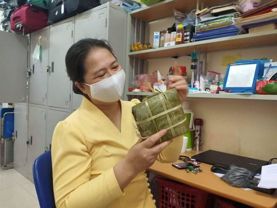 Chị Phayvanh Phanthachith thích thú khi lần đầu gói bánh chưng Việt Nam. Ảnh: Nhân vật cung cấp