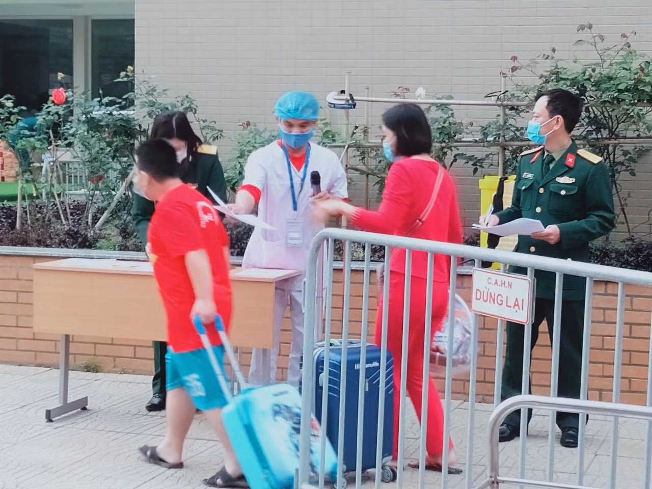 Các học sinh và phụ huynh được nhận giấy chứng nhận hết cách ly tại cổng trường. Ảnh: Phụ huynh Cao Văn Sáng cung cấp Các học sinh và phụ huynh được nhận giấy chứng nhận hết cách ly tại cổng trường. Ảnh: Phụ huynh Cao Văn Sáng cung cấp