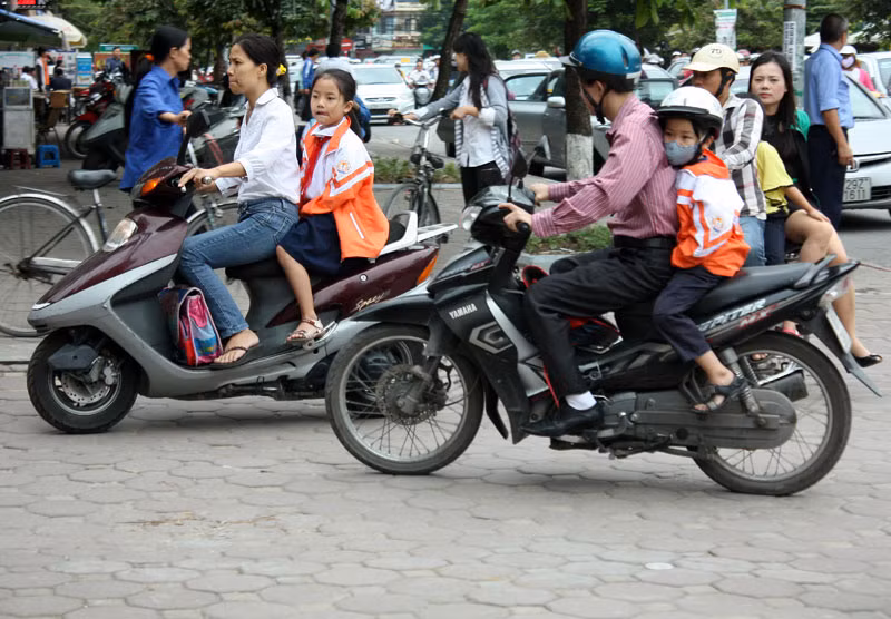 Thời tiết chưa thực sự lạnh nên một số em học sinh mặc áo đồng phục dạng mỏng. Chùm ảnh: Một ngày đến lớp của 'chú lính chì' Thiện Nhân Chùm ảnh: Ba nữ sinh "hot" nhất Học viện Cảnh sát Nhân dân Chùm ảnh: Gian nan đường đến trường sau lũ Thời tiết chưa thực sự lạnh nên một số em học sinh mặc áo đồng phục dạng mỏng. Chùm ảnh: Một ngày đến lớp của 'chú lính chì' Thiện Nhân Chùm ảnh: Ba nữ sinh "hot" nhất Học viện Cảnh sát Nhân dân Chùm ảnh: Gian nan đường đến trường sau lũ