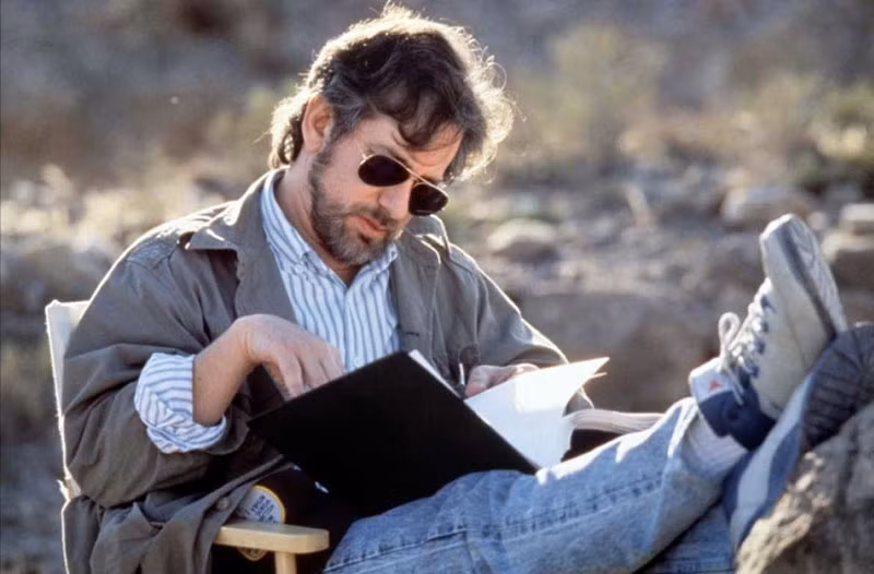 Spielberg đăng ký tới ba lần vào Đại học California tại Los Angeles và Đại học Nam California (USC) nhưng đều không được nhận vì tốt nghiệp cấp 3 với điểm loại C. Sau khi Spielberg đã là một đạo diễn nổi tiếng, USC đã trao tặng bằng tốt nghiệp danh dự cho ông năm 1994 và đến năm 1996 thì Spielberg đã trở thành một ủy viên quản trị của trường Ngày 31/5/2002, Spielberg mới tốt nghiệp ĐH Long Beach của California với tấm bằng cử nhân về điện ảnh và nghệ thuật điện tử sau 30 năm tung hoành ngang dọc. >>> NHỮNG HOTGIRL TỪNG THI ĐỖ THỦ KHOA ĐẠI HỌC Spielberg đăng ký tới ba lần vào Đại học California tại Los Angeles và Đại học Nam California (USC) nhưng đều không được nhận vì tốt nghiệp cấp 3 với điểm loại C. Sau khi Spielberg đã là một đạo diễn nổi tiếng, USC đã trao tặng bằng tốt nghiệp danh dự cho ông năm 1994 và đến năm 1996 thì Spielberg đã trở thành một ủy viên quản trị của trường Ngày 31/5/2002, Spielberg mới tốt nghiệp ĐH Long Beach của California với tấm bằng cử nhân về điện ảnh và nghệ thuật điện tử sau 30 năm tung hoành ngang dọc. >>> NHỮNG HOTGIRL TỪNG THI ĐỖ THỦ KHOA ĐẠI HỌC