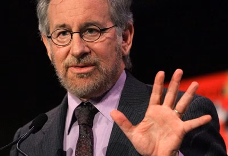 Steven Allan Spielberg sinh ngày 18/12/1946 tại thành phố Cincinnati, tiểu bang Ohio, Mỹ. Ông là một đạo diễn, nhà sản xuất phim đã giành được 3 giải Oscar và đạt doanh thu cao nhất mọi thời đại (ước tính khoảng 3 tỷ USD). Spielberg được Tạp chí Time bầu chọn ông là một trong 100 nhân vật vĩ đại nhất thế kỉ 20. >>> NHỮNG HOTGIRL TỪNG THI ĐỖ THỦ KHOA ĐẠI HỌC Steven Allan Spielberg sinh ngày 18/12/1946 tại thành phố Cincinnati, tiểu bang Ohio, Mỹ. Ông là một đạo diễn, nhà sản xuất phim đã giành được 3 giải Oscar và đạt doanh thu cao nhất mọi thời đại (ước tính khoảng 3 tỷ USD). Spielberg được Tạp chí Time bầu chọn ông là một trong 100 nhân vật vĩ đại nhất thế kỉ 20. >>> NHỮNG HOTGIRL TỪNG THI ĐỖ THỦ KHOA ĐẠI HỌC