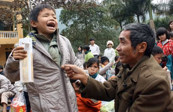 Nụ cười rạng ngời của hai bố con em Bàn Văn Quý (6 tuổi, học sinh lớp 1A trường tiểu học Vinh Tiền – Tân Sơn - Phú Thọ, em bị đau mắt đỏ một thời gian, khi gia đình đưa em ra bệnh viện Nhi Trung ương thì hai mắt em đã không thể cứu được. Em phải cắt bỏ mắt phải của mình). Ảnh: Giàng A Cối Nụ cười rạng ngời của hai bố con em Bàn Văn Quý (6 tuổi, học sinh lớp 1A trường tiểu học Vinh Tiền – Tân Sơn - Phú Thọ, em bị đau mắt đỏ một thời gian, khi gia đình đưa em ra bệnh viện Nhi Trung ương thì hai mắt em đã không thể cứu được. Em phải cắt bỏ mắt phải của mình). Ảnh: Giàng A Cối
