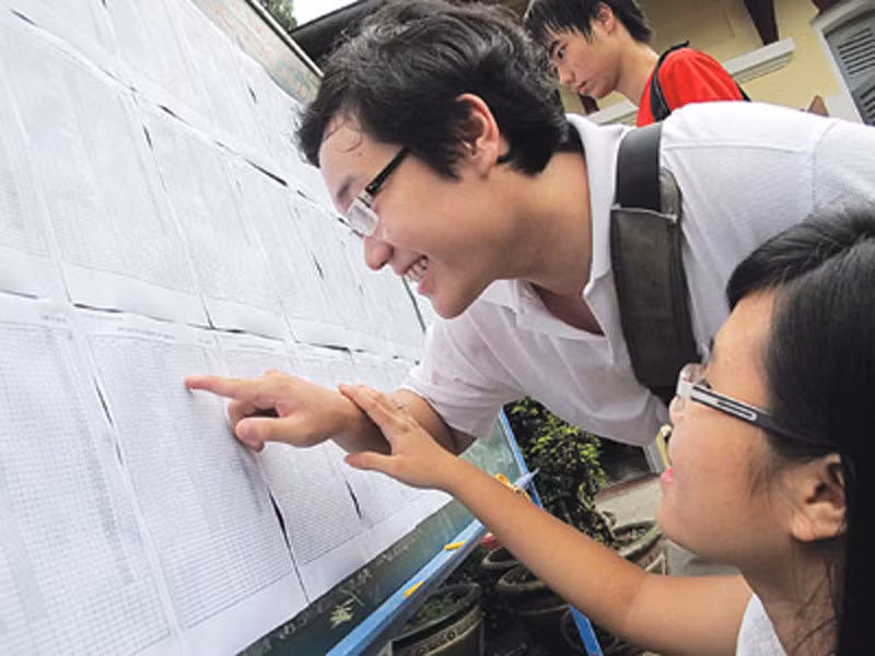 Thí sinh xem điểm thi đại học. Ảnh: Thanhnien