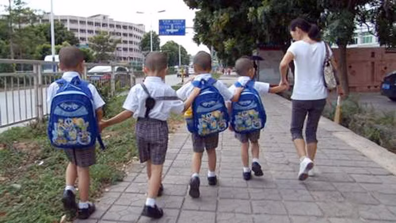 5 mẹ con "rồng rắn" tới trường. >>Chàng trai không tay người Dao đỗ Đại học >>Đáng yêu những thiên thần nhỏ ngày khai trường >>Những hình ảnh đẹp nhất lễ khai giảng 2012