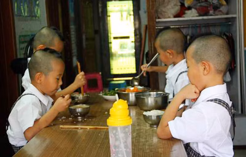 Cả 4 cậu bé ngoan ngoãn tự ăn trưa ở trường. >>Chàng trai không tay người Dao đỗ Đại học >>Đáng yêu những thiên thần nhỏ ngày khai trường >>Những hình ảnh đẹp nhất lễ khai giảng 2012
