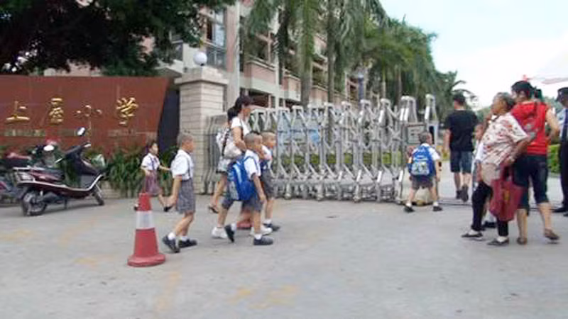 Các phụ huynh khác và bạn học. >>Chàng trai không tay người Dao đỗ Đại học >>Đáng yêu những thiên thần nhỏ ngày khai trường >>Những hình ảnh đẹp nhất lễ khai giảng 2012