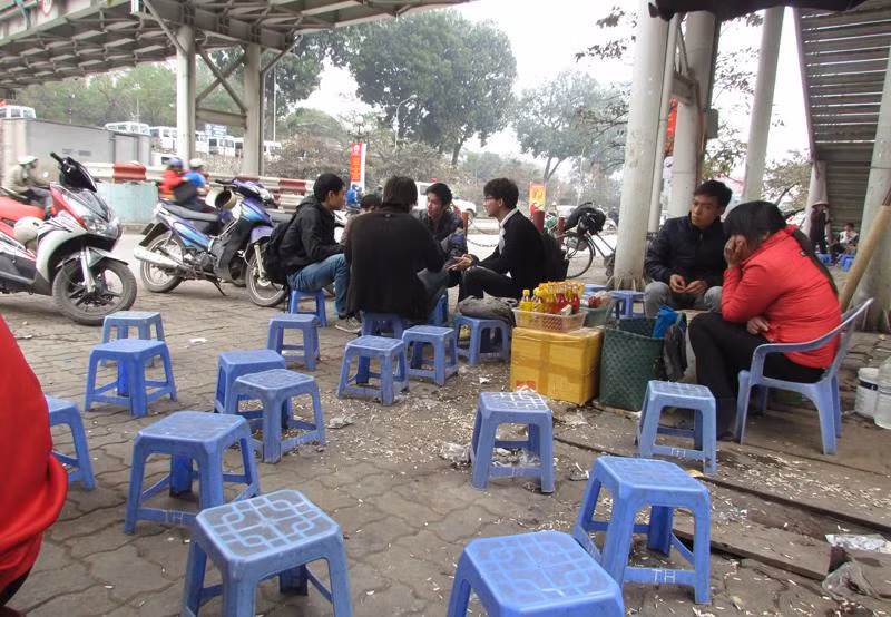 Những quán nước ven đường này không chỉ chiếm dụng vỉa hè dành cho người đi bộ mà còn làm mất mỹ quan thành phố, xả rác bừa bãi trên đường. Những quán nước ven đường này không chỉ chiếm dụng vỉa hè dành cho người đi bộ mà còn làm mất mỹ quan thành phố, xả rác bừa bãi trên đường.