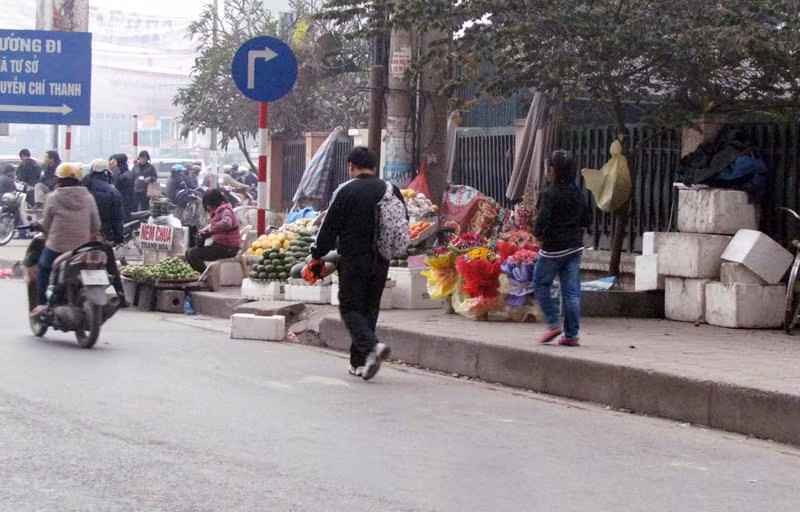 Những điểm bán quả không chỉ chiếm toàn bộ vỉa hè bán hàng, để đồ, mà họ còn kê thêm cả những tấm bê tông ở dưới lòng đường để có chỗ kê hàng. Những điểm bán quả không chỉ chiếm toàn bộ vỉa hè bán hàng, để đồ, mà họ còn kê thêm cả những tấm bê tông ở dưới lòng đường để có chỗ kê hàng.