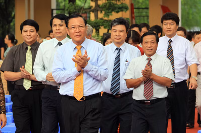Trước đó, vào ngày 3/9, Bộ trưởng Bộ Giáo dục và Đào tạo Phạm Vũ Luận đã đến dự khai mạc tại Trường THCS Lê Quý Đôn, Hà Nội. >> Chùm ảnh: Nét hồn nhiên của các bé khiếm thính ngày tựu trường >> Chùm ảnh: Giới trẻ Hà Thành chào Quốc khánh bằng đàn ghita >>Nữ sinh đẹp rạng ngời ngày khai trường >> Rơi nước mắt, học sinh quỳ đất trong lễ tựu trường