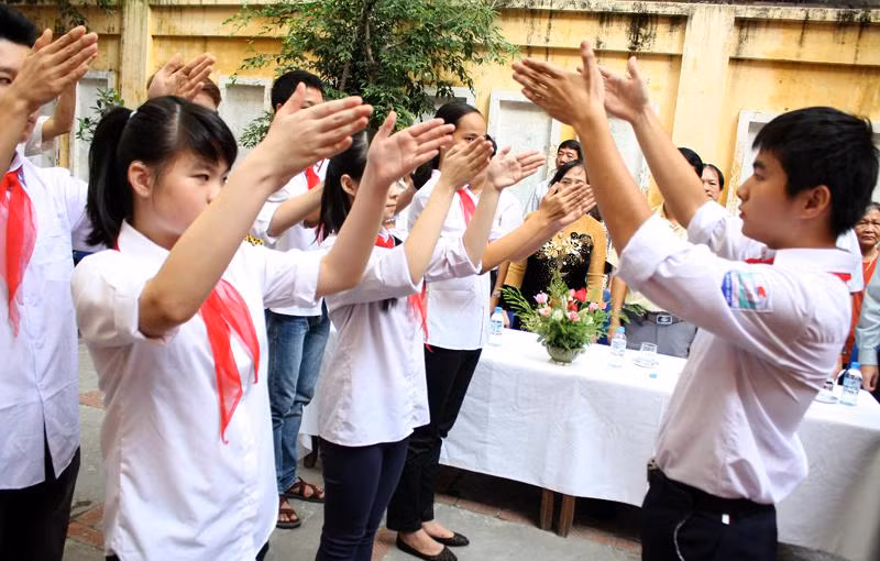 Học sinh khiếm thính của Trường PTCS Xã Đàn hát Quốc ca bằng tay. >> Chùm ảnh: Nét hồn nhiên của các bé khiếm thính ngày tựu trường >> Chùm ảnh: Giới trẻ Hà Thành chào Quốc khánh bằng đàn ghita >>Nữ sinh đẹp rạng ngời ngày khai trường >> Rơi nước mắt, học sinh quỳ đất trong lễ tựu trường