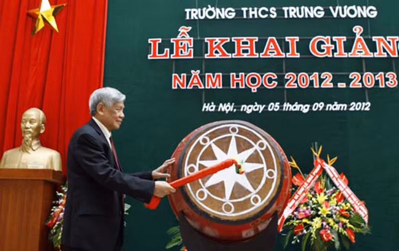 Ngày 5/9, nguyên Tổng Bí thư Lê Khả Phiêu đánh trống khai giảng năm học mới tại Trường THCS Trưng Vương, Hà Nội. >> Chùm ảnh: Nét hồn nhiên của các bé khiếm thính ngày tựu trường >> Chùm ảnh: Giới trẻ Hà Thành chào Quốc khánh bằng đàn ghita >>Nữ sinh đẹp rạng ngời ngày khai trường >> Rơi nước mắt, học sinh quỳ đất trong lễ tựu trường