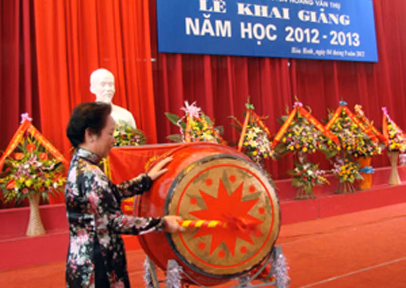 Phó Chủ tịch nước Nguyễn Thị Doan đã đến dự và đánh trống khai giảng năm học mới tại Trường THPT chuyên Hoàng Văn Thụ (Hòa Bình). >> Chùm ảnh: Nét hồn nhiên của các bé khiếm thính ngày tựu trường >> Chùm ảnh: Giới trẻ Hà Thành chào Quốc khánh bằng đàn ghita >>Nữ sinh đẹp rạng ngời ngày khai trường >> Rơi nước mắt, học sinh quỳ đất trong lễ tựu trường