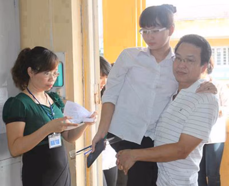 Khi bạn được yêu thương, được cha đưa vào tận phòng thi... Khi bạn được yêu thương, được cha đưa vào tận phòng thi...
