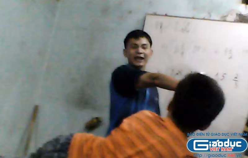 Thì con, dù còn bé mà vẫn phải chịu đựng đòn roi và cả những lời mắng nhiếc thậm tệ, cứ như thể chúng con là những kẻ đã gây ra tội ác. Thì con, dù còn bé mà vẫn phải chịu đựng đòn roi và cả những lời mắng nhiếc thậm tệ, cứ như thể chúng con là những kẻ đã gây ra tội ác.