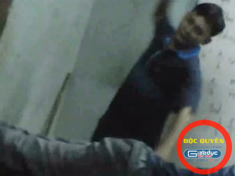 Thì bố mẹ biết không? Con nằm đây với nỗi đau ám ảnh từng ngày. Nơi mà đáng ra là niềm vui và hạnh phúc thì lại là nơi con sợ hãi vô cùng. Những vết roi này hằn sâu vào trái tim của con, suy nghĩ của con, nó thành ký ức hãi hùng theo con suốt cuộc đời mà tuổi thơ của chúng con lẽ ra không phải gánh chịu. Thì bố mẹ biết không? Con nằm đây với nỗi đau ám ảnh từng ngày. Nơi mà đáng ra là niềm vui và hạnh phúc thì lại là nơi con sợ hãi vô cùng. Những vết roi này hằn sâu vào trái tim của con, suy nghĩ của con, nó thành ký ức hãi hùng theo con suốt cuộc đời mà tuổi thơ của chúng con lẽ ra không phải gánh chịu.